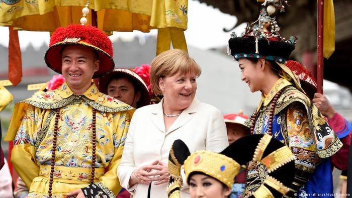 Thủ tướng Đức được &quot;hoàng đế giả, hoàng hậu giả&quot; đón tiếp tại Cố Cung Thẩm Dương, ảnh: bowenpress.com.