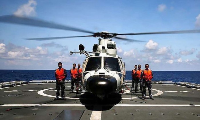 Tàu quân sự Trung Quốc giễu võ dương oai ngôài Biển Đông, ảnh: SCMP.