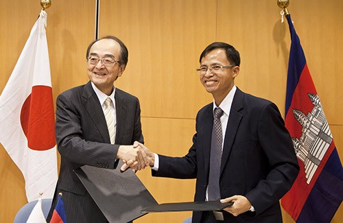 Đại sứ Nhật Bản tại Campuhcia Yuji Kumamaru trong một lễ ký kết văn kiện hợp tác với nước sở tại, ảnh: lwd.org.kh.
