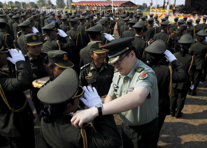 Sĩ quan Trung Quốc gắn quân hàm cho học viên quân sự Campuchia tốt nghiệp, ảnh: Ibtimes.