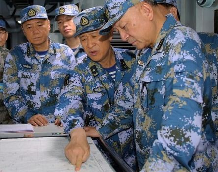 Ông Ngô Thắng Lợi (ngoài cùng bên phải) - Tư lệnh Hải quân Trung Quốc trực tiếp chỉ huy tập trận bắn đạn thật ở Biển Đông. Ảnh: Back China.