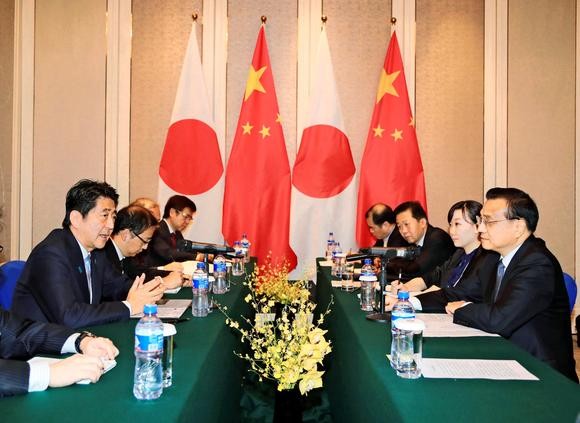 Thủ tướng Nhật Bản Shinzo Abe hội đàm với người đồng cấp Trung Quốc Lý Khắc Cường bên lề hội nghị thượng đỉnh Á - Âu tại Mông Cổ, ảnh: Nikkei Asian Review.