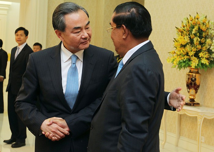 Ngoại trưởng Trung Quốc Vương Nghị và Thủ tướng Campuchia Hun Sen, ảnh: The Cambodia Daily.