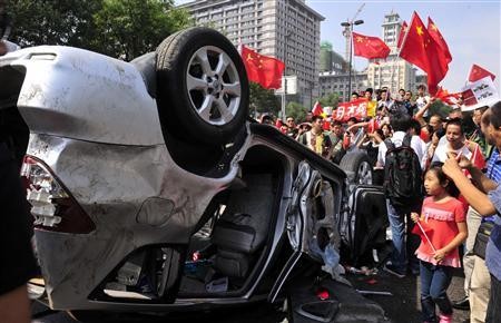 Một bộ phận người dân Trung Quốc bị kích động xuống đường biểu tình đập phá bất cứ thứ gì liên quan đến Nhật Bản là hệ quả của chính sách tuyên truyền bài Nhật. Ảnh: Reuters.