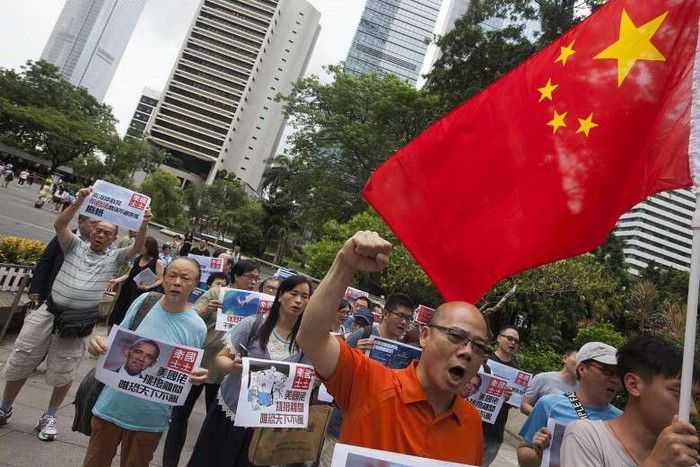 Một nhóm người Trung Quốc biểu tình tại Hồng Kông phản đối phán quyết của Hội đồng Trọng tài vụ kiện Biển Đông là do thiếu hiểu biết hay bị xúi giục, hay cả hai? Ảnh: The Straits Times.