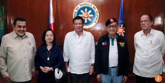 Vì lợi ích quốc gia, bỏ qua mọi hiềm khích. Ông Rodrigo Duterte mời 4 vị tiền nhiệm đến Điện Malacañang để cùng bàn kế sách quốc gia. Ảnh: SCMP.