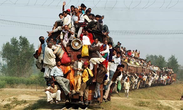 Một kỷ nguyên phát triển mới được kỳ vọng “những chuyến tàu đầy người và đầy nguy hiểm” sẽ không còn lăn bánh trên đất nước Ấn Độ. Ảnh: dailymotion.com.