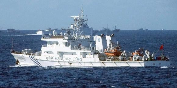 &quot;Hạm đội&quot; tàu cá Trung Quốc dưới sự hộ tống của 15 chiếc tàu hải cảnh có vũ trang tiến ra Senkaku / Điếu Ngư, ảnh: Nikkei Asian Review.
