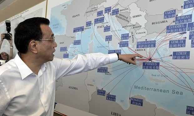 Ý đồ &quot;thôn tính&quot; cảng Piraeus, Hy Lạp đã có từ lâu. Thủ tướng Trung Quốc Lý Khắc Cường chỉ vào cảng Piraeus trên bản đồ, ảnh: The Guardian.