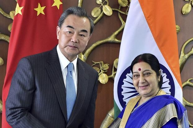 Ngoại trưởng Trung Quốc Vương Nghị và người đồng cấp Ấn Độ tại New Delhi. Ảnh: livemint.com.