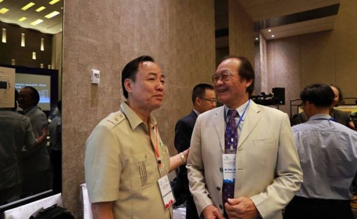 Tiến sĩ Trần Công Trục (phải) tại hội thảo “Quy chế pháp lý của đảo, đá trong luật pháp quốc tế và thực tiễn Biển Đông” tại Nha Trang. Ảnh do tác giả cung cấp.