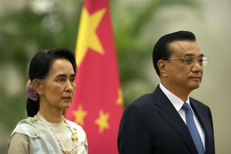 Thủ tướng Trung Quốc Lý Khắc Cường chủ trì lễ đón chính thức Cố vấn Nhà nước, Ngoại trưởng Myanmar, Aung San Suu Kyi. Ảnh: AP.