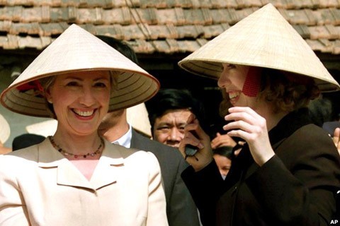 Hình ảnh hai mẹ con Đệ nhất Phu nhân Hoa Kỳ đội nón lá trong chuyến thăm Việt Nam năm 2000 đã để lại ấn tượng mạnh mẽ với người Việt. Ảnh: AP.