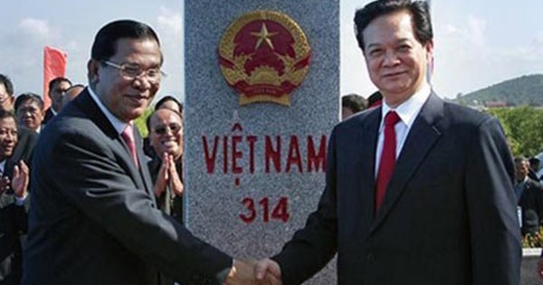 Nguyên Thủ tướng Nguyễn Tấn Dũng và Thủ tướng Campuchia Hun Sen trong một lần dự lễ khánh thành cột mốc biên giới giữa Việt Nam và Campuchia, ảnh: báo Nhân Dân.