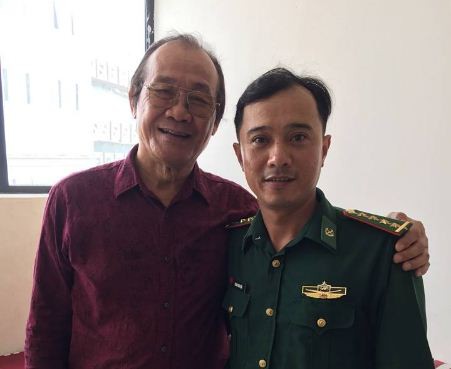 Tiến sĩ Trần Công Trục và một sĩ quan Bộ đội Biên phòng Việt Nam, ảnh do tác giả cung cấp.