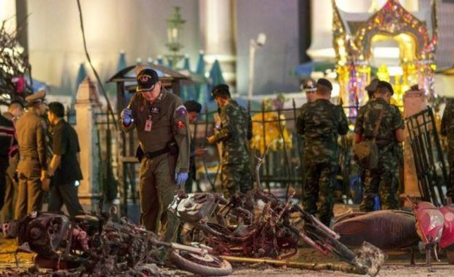 Lực lượng an ninh Thái Lan đang truy tìm dấu vết của các cuộc đánh bom thảm sát vừa qua. Ảnh: Reuters.