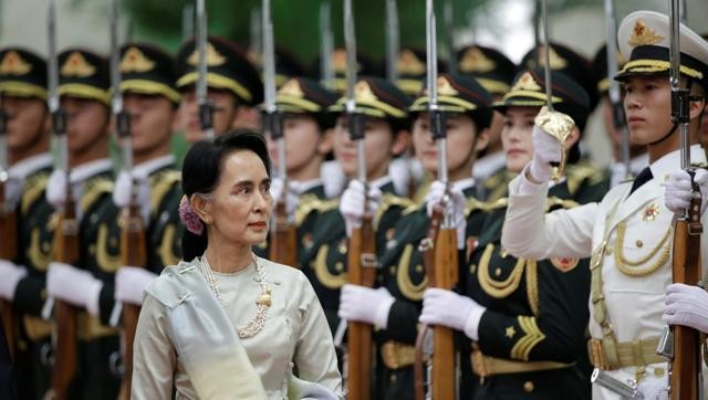 Bà Aung San Suu Kyi được Trung Quốc tiếp đón với nghi thức nhà nước do ông Lý Khắc Cường, Thủ tướng chủ trì. Ảnh: flipboard.com.