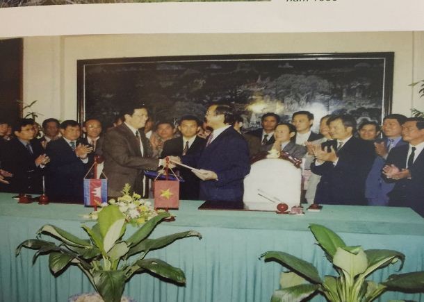 Tiến sĩ Var Kimhong và Tiến sĩ Trần Công Trục trong lễ ký biên bản cuộc họp vòng 2 Ủy ban Liên hợp hoạch định biên giới đất liền Việt Nam - Campuchia tại Hà Nội năm 2000, ảnh do tác giả cung cấp.