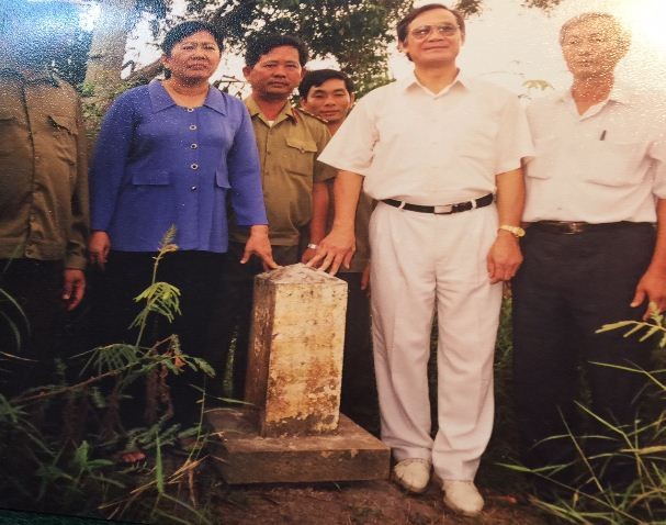 Tiến sĩ Trần Công Trục và cán bộ Ban Biên giới Chính phủ Việt Nam trong chuyến khảo sát mốc cũ L.2.1, Long An ngày 31/3/1999. Ảnh do tác giả cung cấp.
