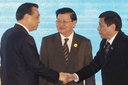 Thủ tướng Trung Quốc Lý Khắc Cường và Tổng thống Philippines Rodrigo Duterte bắt tay nhau bên lề cuộc họp ASEAN ở Lào, ảnh: Fox-34.com.