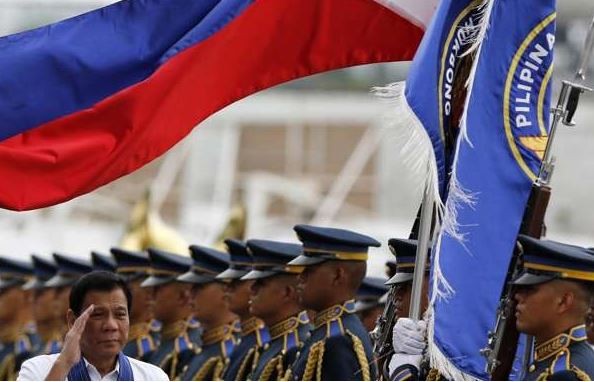 Tổng thống Philippines Rodrigo Duterte trong một lần thăm quân đội. Ảnh: SCMP.