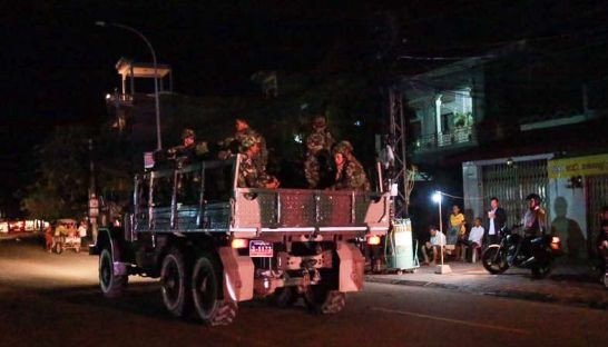 Xe quân sự chở lính thuộc lực lượng cảnh vệ của Thủ tướng Campuchia kéo về phía trụ sở CNRP, ảnh: The Phnom Penh Post.
