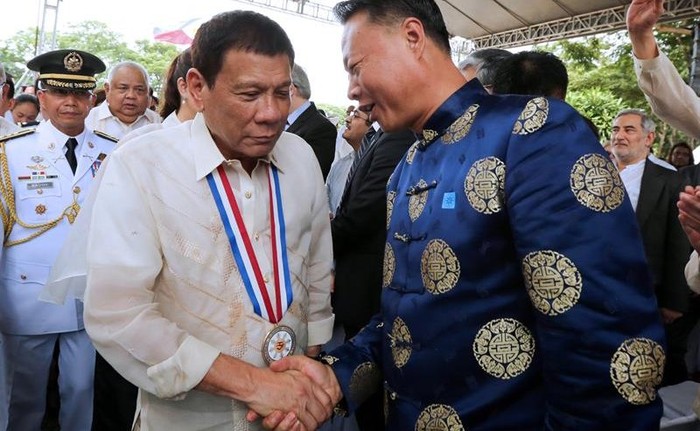 Tổng thống Philippines Rodrigo Duterte và Đại sứ Trung Quốc tại nước này, Triệu Giám Hoa. Ảnh: vidalatinasd.com.