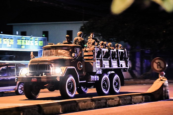 Xe quân sự chở lính cảnh vệ của Thủ tướng Hun Sen tuần tra xung quanh trụ sở phe đối lập CNRP, ảnh: The Cambodia Daily.