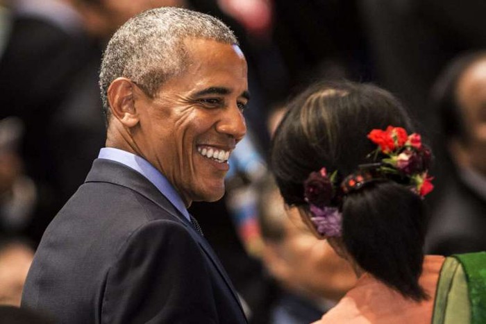 Tổng thống Barack Obama nói chuyện với bà Aung San Suu Kyi trong chuyến thăm chính thức nước Mỹ của Ngoại trưởng Myanmar, ảnh: The Straits Times.