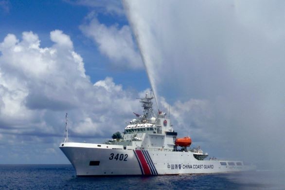 Tàu hải cảnh Trung Quốc phụt vòi rồng xua đuổi ngư dân Philippines khỏi Scarborough sau khi chiếm quyền kiểm soát bãi cạn này từ Philippines năm 2012. Ảnh: The Japan Times.
