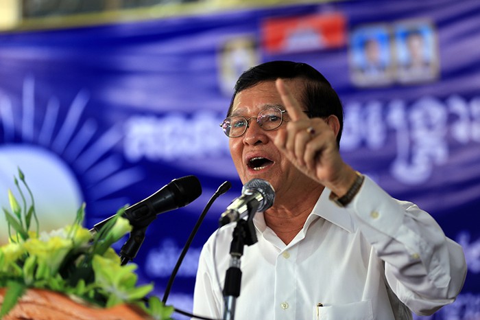 Ông Kem Sokhar phát biểu tại trụ sở CNRP trước 400 người ủng hộ. Ảnh: Ma Chettra / The Cambodia Daily.