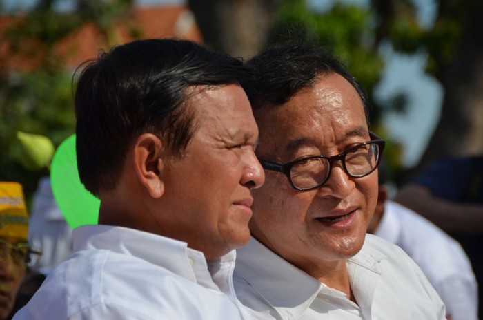 Ông Kem Sokha và ông Sam Rainsy, ảnh: simonroughneen.com.