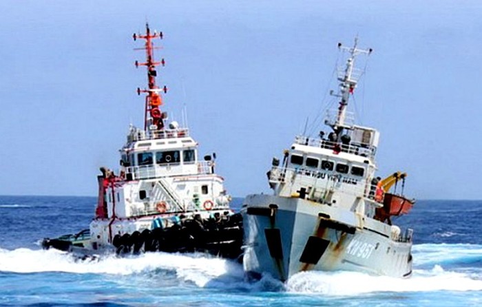 Tàu hải cảnh Trung Quốc liều lĩnh đâm tàu Kiểm ngư Việt Nam ngay trong vùng đặc quyền kinh tế, thềm lục địa hợp pháp của Việt Nam không có tranh chấp trong vụ giàn khoan 981 năm 2014. Ảnh: bluebird-electric.net.