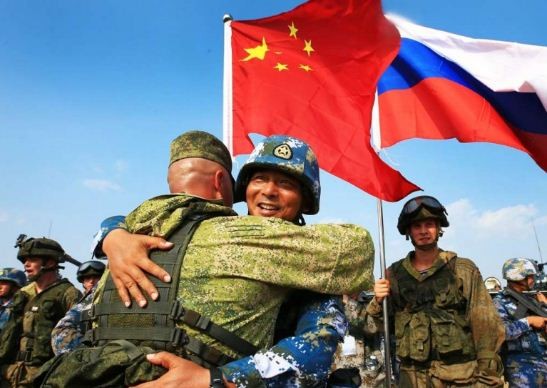 Sĩ quan, binh lính Trung Quốc và Nga tham gia cuộc tập trận chung, ảnh: SCMP.