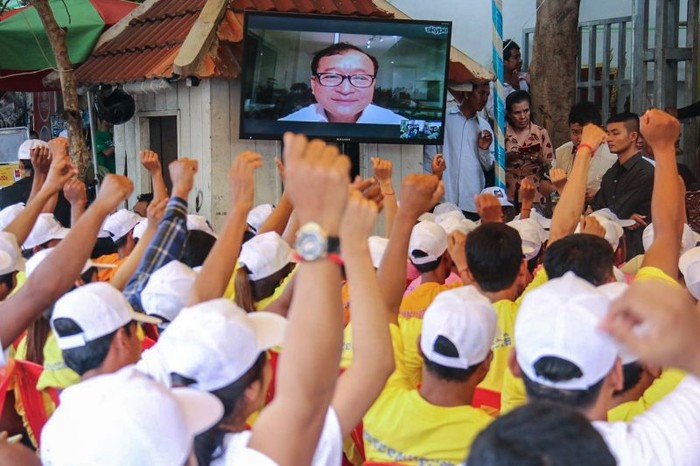 Ông Sam Rainsy chỉ đạo CNRP qua internet từ Pháp. Ảnh: The Cambodia Daily.