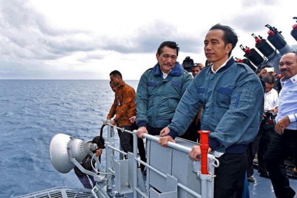 Tổng thống Indonesia Joko Widodo trong một lần thị sát chiến hạm ngoài khơi Natuna. Ảnh: gisreportsonline.com.
