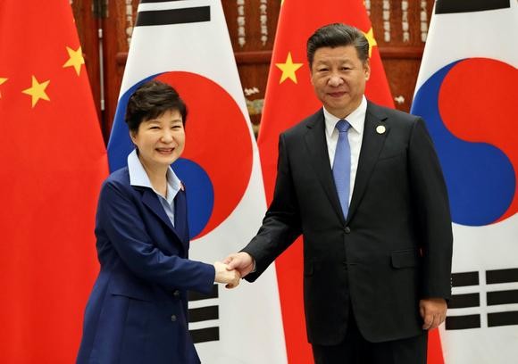 Chủ tịch Trung Quốc Tập Cận Bình và Tổng thống Hàn Quốc Park Geun-hye, ảnh: Reuters / Nikkei Asian Review.