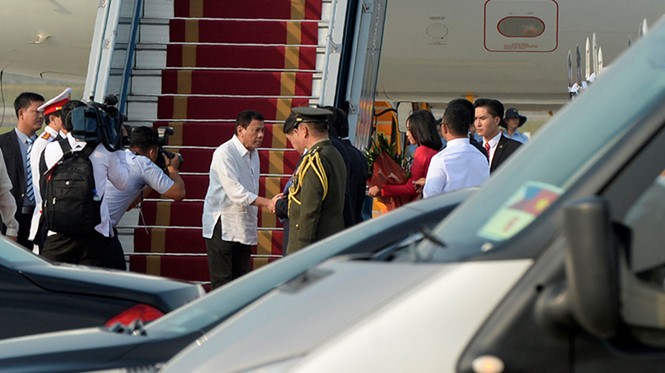 Tổng thống Philippines Rodrigo Duterte xuống sân bay Nội Bài, ảnh: Mạnh Thắng / Báo Thanh Niên.