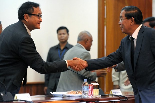 Ông Sam Rainsy và Thủ tướng Hun Sen gặp nhau sau cuộc bầu cử Quốc hội năm 2013. Ảnh: RFA.