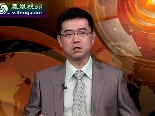 Ông Tống Trung Bình bình luận trên đài Phượng Hoàng. Ảnh: v.ifeng.com.