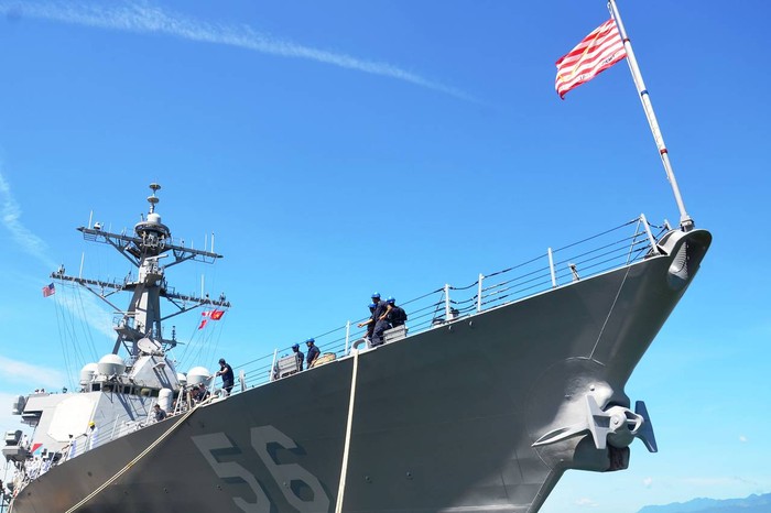 Tàu khu trục mang tên lửa dẫn đường USS John S. McCain cập cảng Tiên Sa - Đà Nẵng hôm 28/9 trước khi đến Cam Ranh, ảnh: The Street Journal.