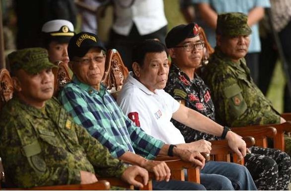 Tổng thống Rodrigo Duterte và các tướng lĩnh, ảnh: SCMP.
