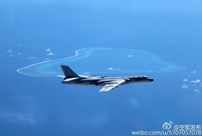 Máy bay ném bom chiến lược của Trung Quốc thị uy ngoài Scarborough, ảnh: Forbes.
