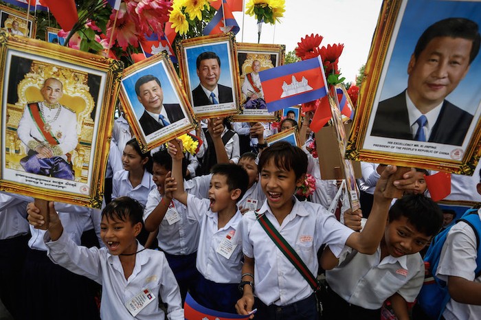 Học sinh Campuchia được huy động chào đón Chủ tịch Trung Quốc Tập Cận Bình, ảnh: The Cambodia Daily.