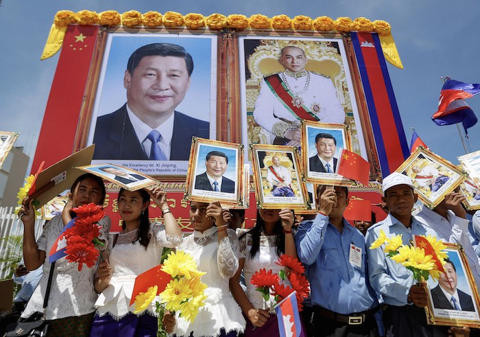 Phnom Penh trang hoàng đường phố theo phong cách riêng để chào đón Chủ tịch Trung Quốc. Ảnh: The Cambodia Daily.