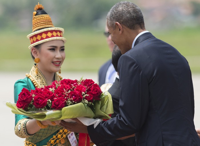 Tổng thống Mỹ Barack Obama khi đặt chân xuống Luang Prabang. Ảnh: MPR News.