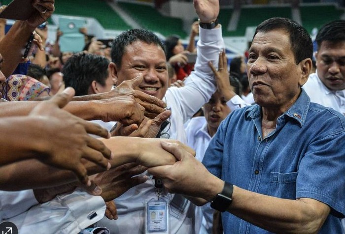 Ông Rodrigo Duterte và những người ủng hộ, ảnh: The Wall Street Journal.