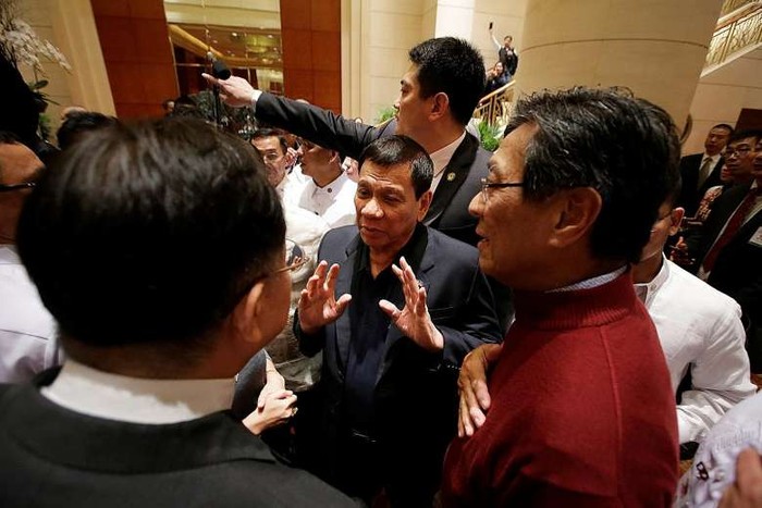 Tổng thống Rodrigo Duterte gặp gỡ báo chí bên ngoài khách sạn, ảnh: Reuters / The Straits Times.