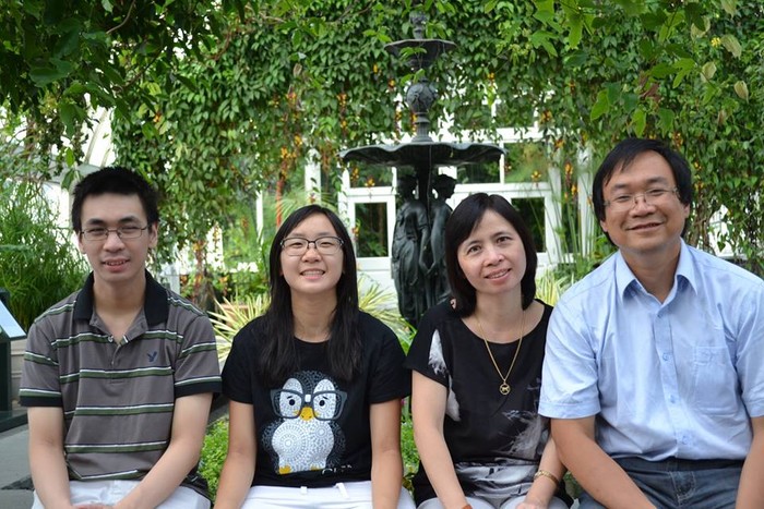 Giáo sư Nguyễn Tiến Dũng (ngoài cùng bên phải) cùng gia đình ở Vườn Thực vật New York năm 2014, ảnh do tác giả cung cấp.