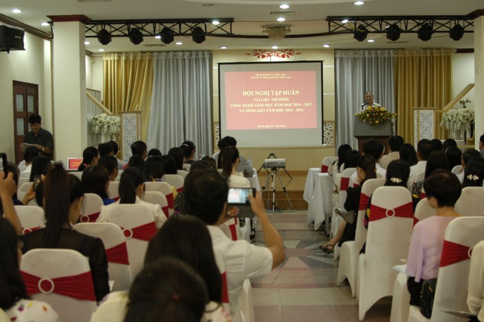 Từ ngày 25 đến 30 tháng 07 năm 2016, Trung tâm Công nghệ Giáo dục – Nhà xuất bản Giáo dục Việt Nam tổ chức Hội nghị tổng kết triển khai thí điểm các môn Công nghệ giáo dục (CGD) năm học 2015 – 2016 và Tập huấn giáo viên năm học 2016 – 2017 tại Hà Nội. Người phát biểu trên bục là ông Nguyễn Kế Hào, nguyên Vụ trưởng Vụ Giáo dục tiểu học từ chức năm 2001 để phản đối Chương trình năm 2000 của Bộ. Ông Hào hiện là Phó giám đốc Trung tâm CGD – NXBGDVN. Ảnh: nxbgd.vn.